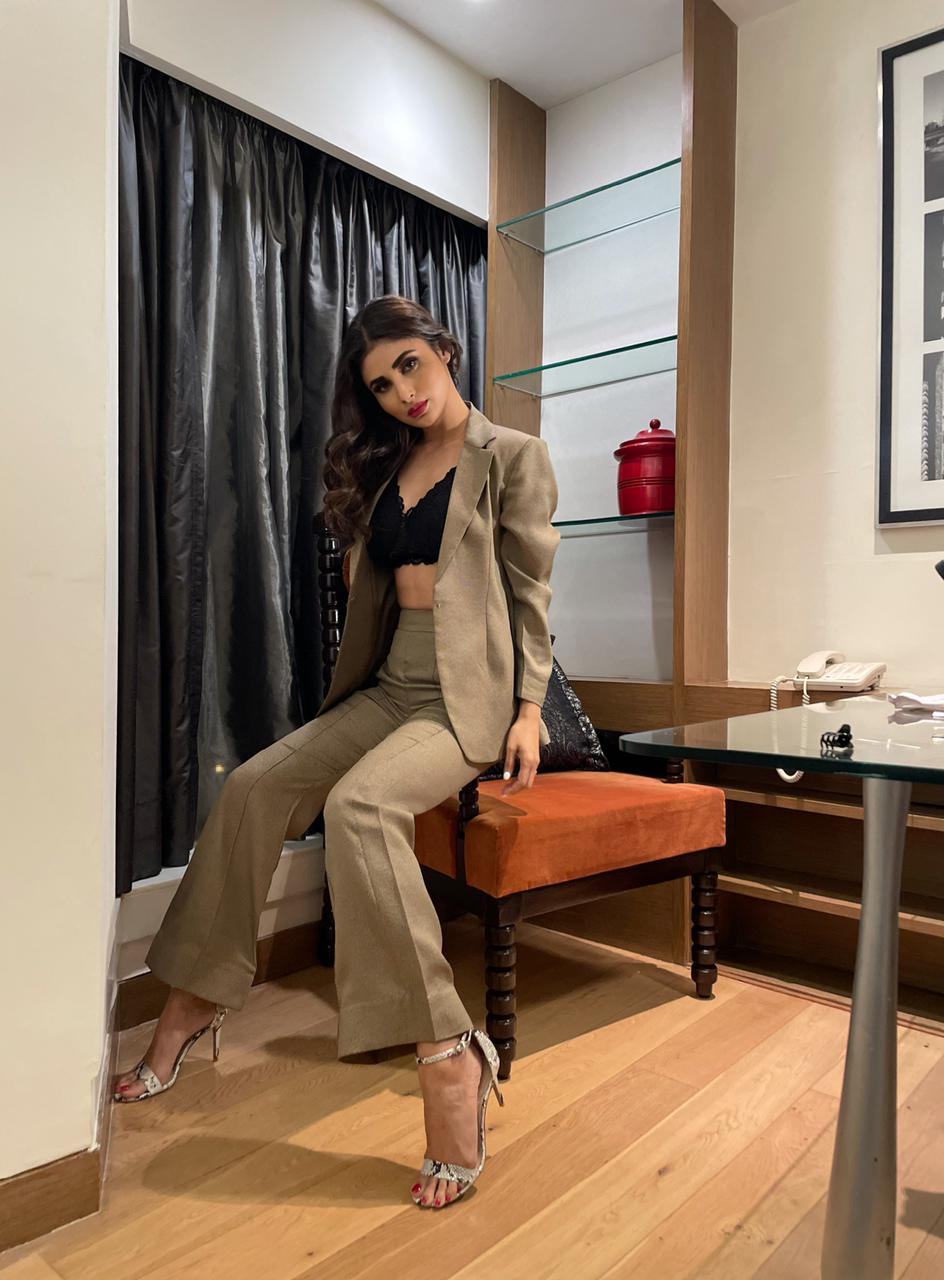 MOUNI ROY - ECRU BLAZER AND PANTS
